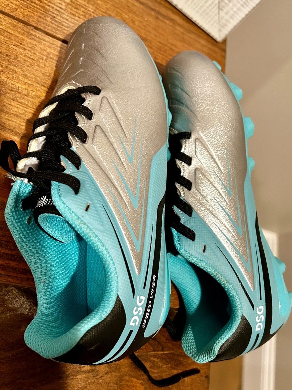 DSG Speed Viper Youth
Soccer Cleats SILVER Aqua Black
SIZE 1 GREAT CONDITION.